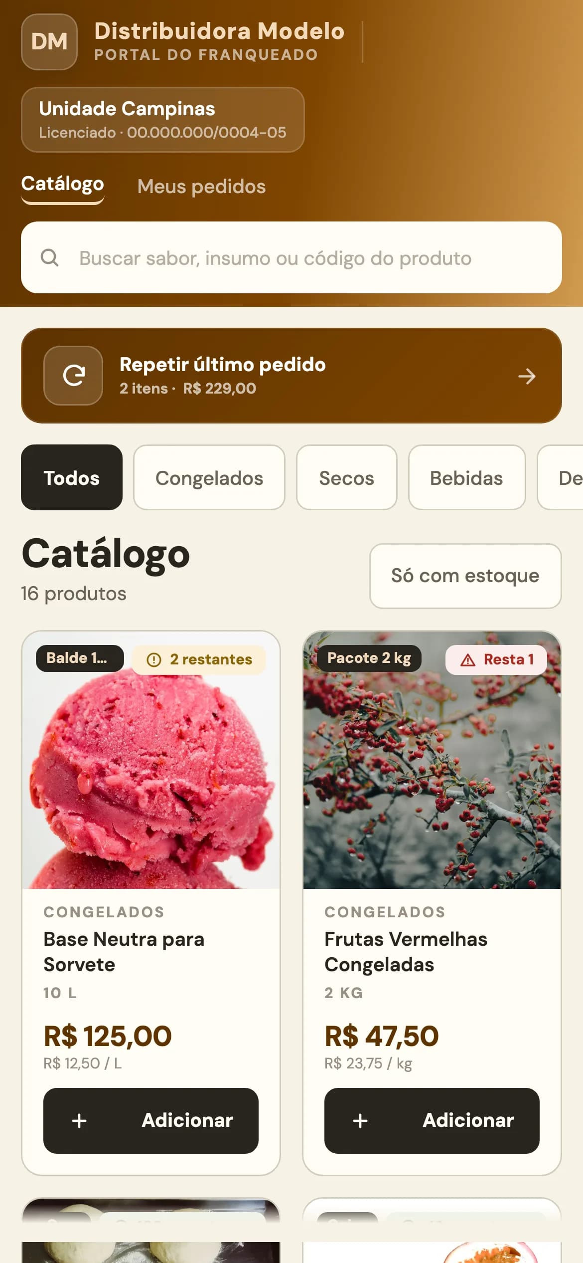 Catálogo do portal aberto no celular, com preço por unidade de medida abaixo do preço do pacote.